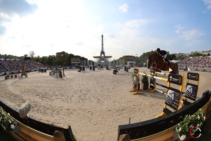 Le Paris Eiffel Jumping