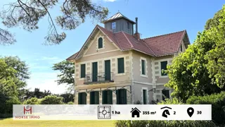 À vendre aux portes d'Aigues-Mortes, une maison de maître de 1841 entièrement rénovée, dotée d'installations équestres, idéale pour un projet résidentiel de prestige ou d'accueil haut de gamme en Camargue.