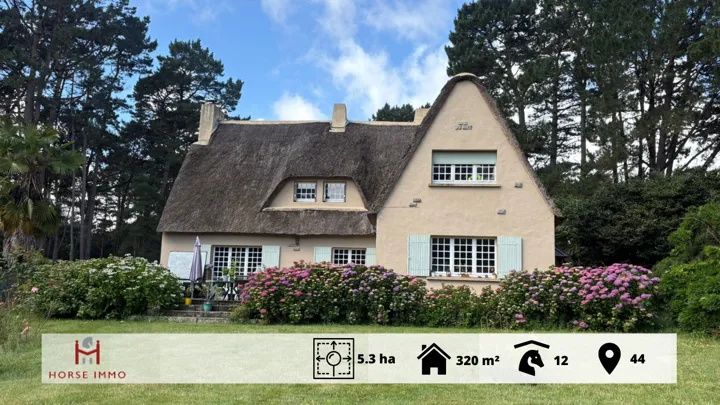 À seulement quinze minutes de Guérande et vingt minutes de La Baule, une élégante propriété équestre alliant confort de vie et installations complètes