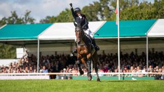 Rosalind Canter a remporté le CCI 5*-L Defender de Burghley pour la première fois de sa carrière, cet après-midi en Grande-Bretagne.