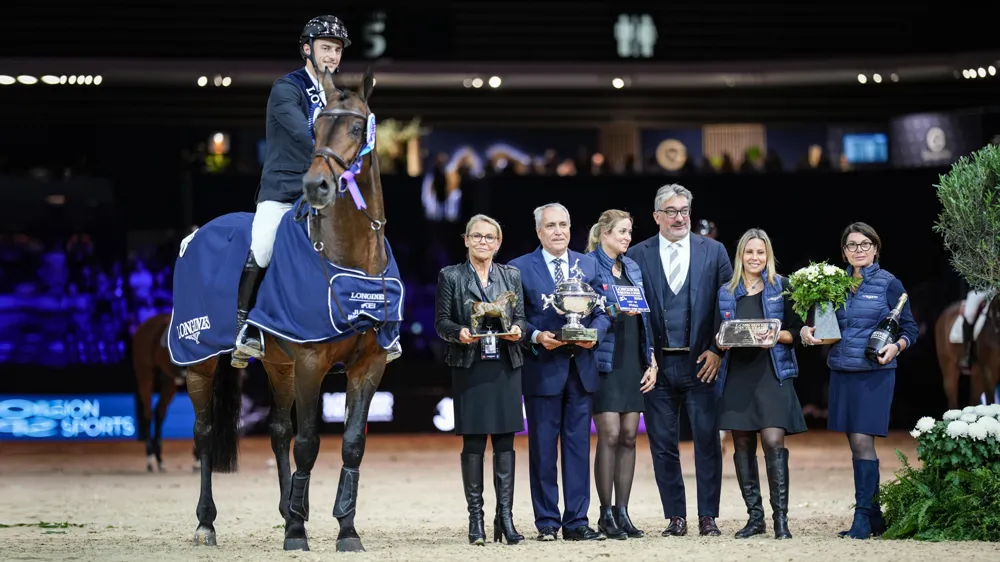 Entourée ici notamment de l’Allemand Richard Vogel et United Touch S, vainqueurs du Grand Prix Coupe du monde Longines l’an passé à Lyon, et du Belge Ingmar de Vos, président de la Fédération équestre internationale, Sylvie Robert compte parmi les organisateurs les plus attachés aux Coupes du monde.