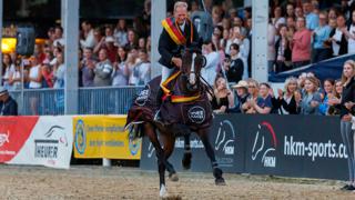Sacré champion régional puis d’Allemagne et du monde des chevaux de sept ans avec le Suédois Rolf-Göran Bengtsson en 2022, Caillan (Holst, Casall x Carry) est l’une des stars de l’histoire récente des Bundeschampionate.