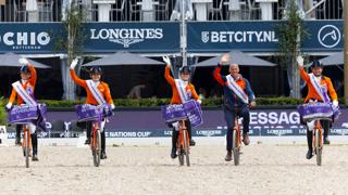 L'équipe des Pays-Bas s'est adonnée à un tour d'honneur singulier après sa victoire dans la Coupe des nations de Rotterdam