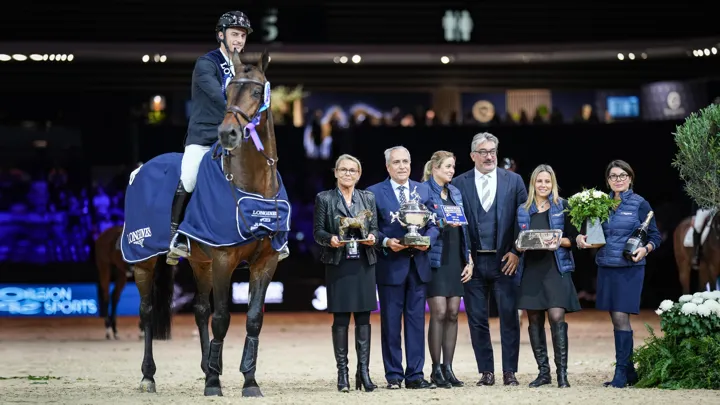 Entourée ici notamment de l’Allemand Richard Vogel et United Touch S, vainqueurs du Grand Prix Coupe du monde Longines l’an passé à Lyon, et du Belge Ingmar de Vos, président de la Fédération équestre internationale, Sylvie Robert compte parmi les organisateurs les plus attachés aux Coupes du monde.