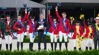 Victoire nette et sans bavure de McLain Ward, Callie Schott, Marilyn Little et Karl Cook, qui encadrent Robert Ridland, leur fidèle chef d’équipe.
