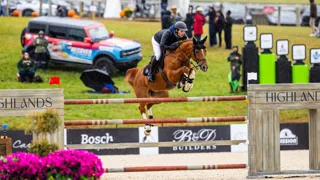 Mark Bluman et Landon de Nyze ont remporté le cinquantième Grand Prix de la Major League Show Jumping hier à Amenia.