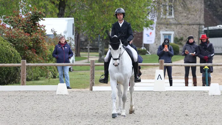 ”Je n’aurais jamais imaginé sortir en tête du test de dressage d’une étape du Grand National avec Je’Vall”, avoue Alexis Goury.