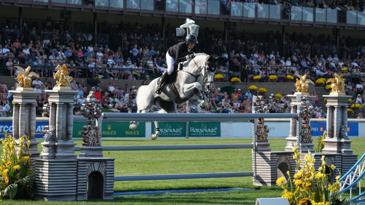 Le Suisse Martin Fuchs et son hongre Leone Jei pendant le Grand Prix du CSIO 5* de Calgary.