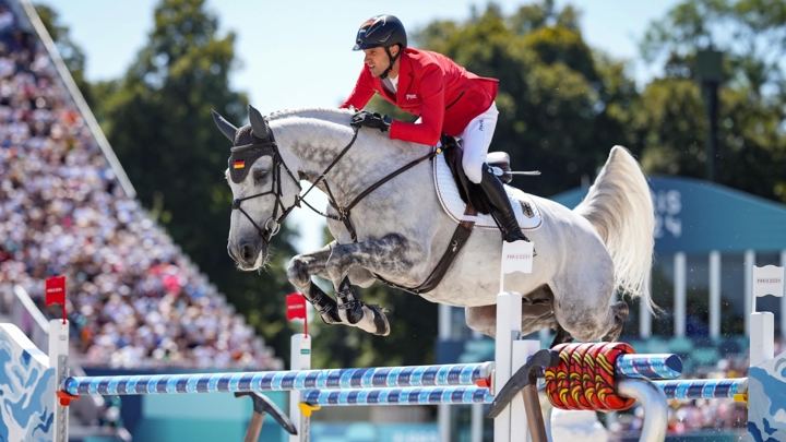 Christian Kukuk et Checker 47 pendant la finale individuelle des Jeux olympique de Paris, le 6 août 2024, à Versailles.