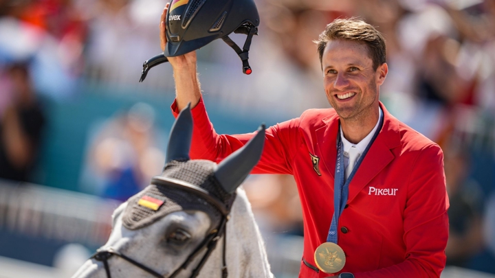 Checker 47 et Christian Kukuk après la finale individuelle de saut d'obstacles des Jeux olympiques de Paris, le 6 août 2024, à Versailles.