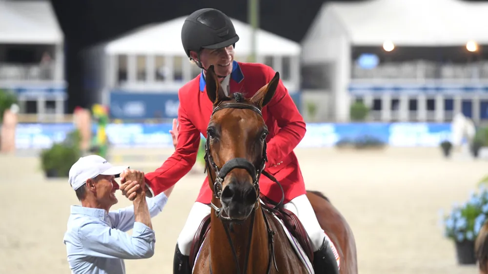 Karl Cook a célébré une énième victoire en Grand Prix 5* sur Caracole de la Roque en compagnie de son fidèle mentor, Eric Navet.