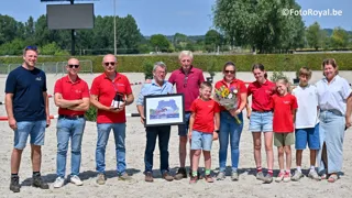 Hubert Lemaire met enkele van zijn kinderen, kleinkinderen en leden van het BWP Wambeek bestuur