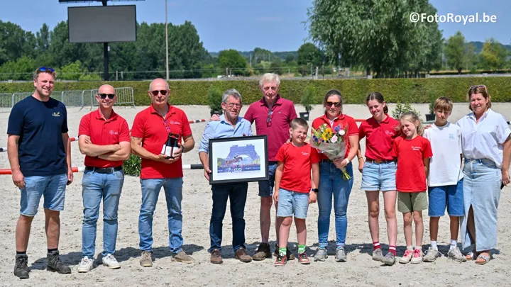 Hubert Lemaire met enkele van zijn kinderen, kleinkinderen en leden van het BWP Wambeek bestuur