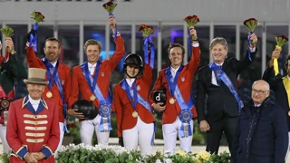 The winning United States team, including Andy Kocher, Brian Moggre, Adrienne Sternlicht, Lucas Porter, and Chef d’Équipe Robert Ridland in their winning presentation with Equestrian Sport Productions President Michael Stone and ringmaster Steve Rector