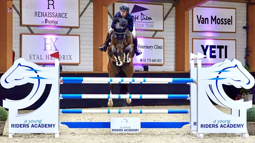 Onze jeunes cavaliers de talent forment la promotion 2026 de la Young Riders Academy.