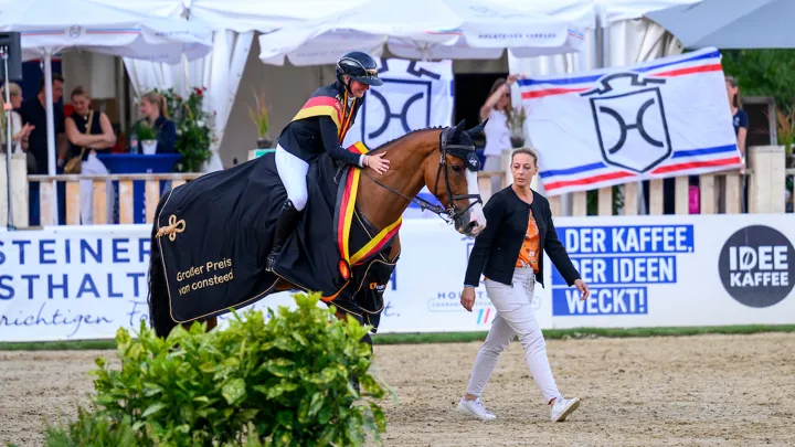 Mini Million, qui a hérité du look de son père, a été sacré champion des chevaux de six ans avec Pia-Luise Baur.