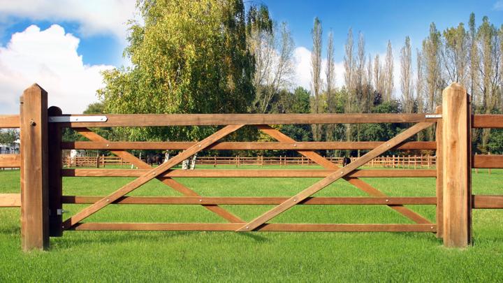 De Sutter Naturally : la référence de qualité pour les clôtures, barrières et portails en bois