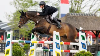 Yana Jansegers blinkt uit met overwinning en podiumplaats in Deurne