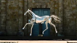 Zeus, le cheval mécanique imaginé pour la cérémonie d’ouverture des Jeux olympiques de Paris 2024, est exposé sur le parvis du musée des Arts et Métiers jusqu’au 10 janvier 2027.