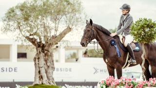 Ici au CSI 5* de Grimaud en 2021, Lara Tryba évolue sur la scène internationale depuis plusieurs années, notamment avec des chevaux issus de son élevage familial. Elle est ici en selle sur Vérone du Lerchenberg.