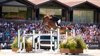 En selle sur Rain Man, Iván Serrano Sáez remporte le Grand Prix CSI 4 de La Corogne.
