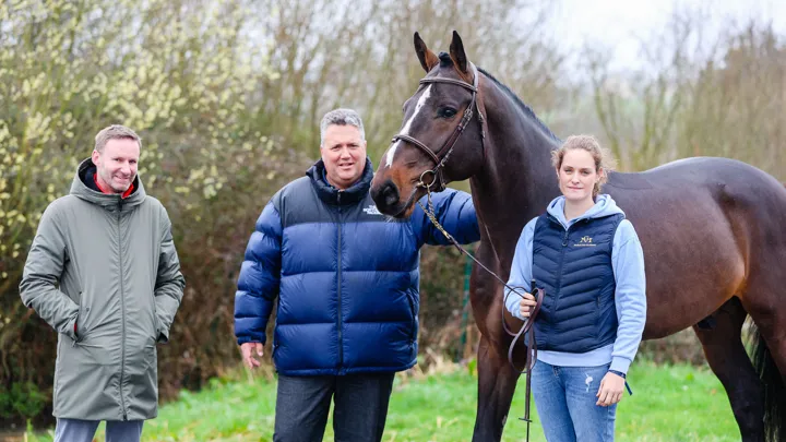 Jean-Christophe Lecorneur et Denis Polge posent aux côtés de leur roi Larimar'Quill, en qui ils fondent de grands espoirs.