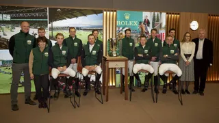 Van links naar rechts François Mathy Jr (IJRC-president), Eleonora Ottaviani (IJRC-directeur), Daniel Coyle (IRL), Gilles Thomas (BEL), Richard Vogel (GER), Kent Farrington (USA), Ben Maher (GBR), Christian Kukuk (GER), Scott Brash (GBR), Harrie Smolders (NED), Julien Epaillard (FRA) en Steve Guerdat (SUI), Sophie Mottu Morel (algemeen directeur CHI de Genève) en Alban Poudret (sportdirecteur CHI de Genève).