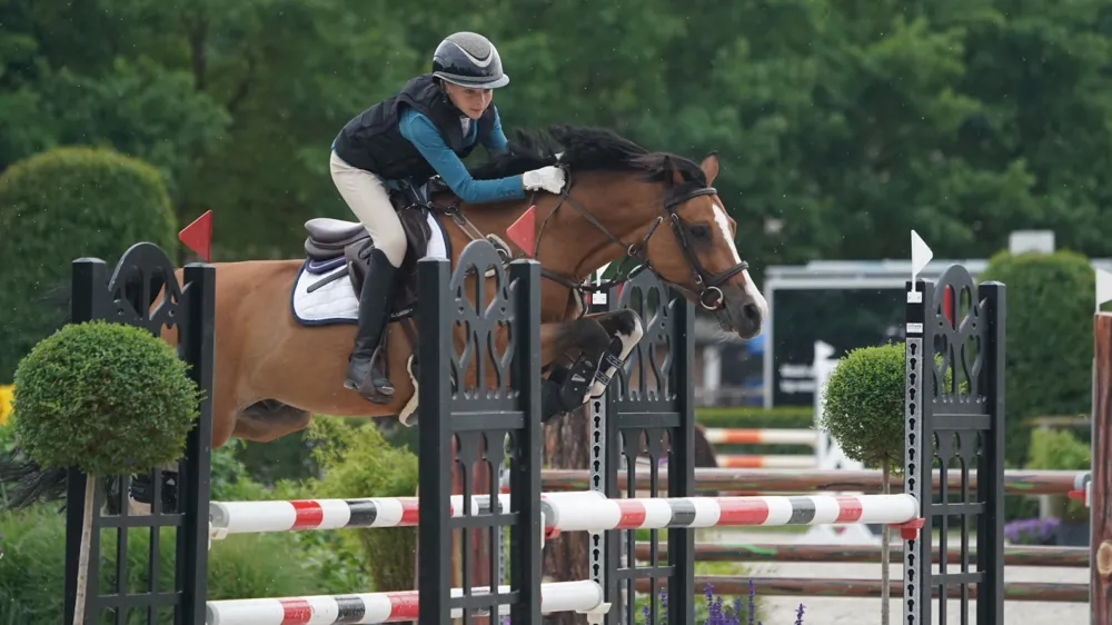 Maureen Bourse wint Grote Prijs 1m20 in Kuringen