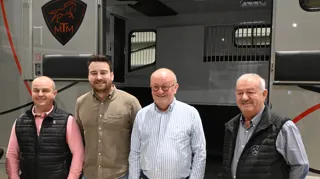 MTM, fabricant normand de véhicules pour chevaux fondé en 1996, célèbre ses 30 ans grâce à des salariés fidèles qui saluent son ambiance familiale et son évolution constante.