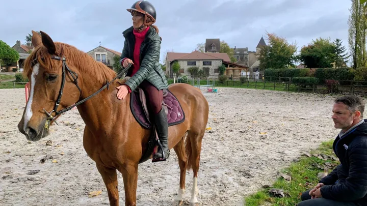 Ancienne grande reporter à L’Équipe, Liliane Trévisan est ici à cheval à côté de Grégory Cottard, avec qui elle a noué une relation d’amitié.