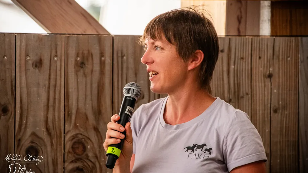 Depuis de nombreuses années, Hélène Roche observe le comportement des chevaux et apprend à traduire leur langage.
