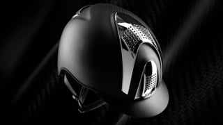 Le casque E-Light, en carbone et 100% made in Italy, illustre toujours autant les valeurs de KEP