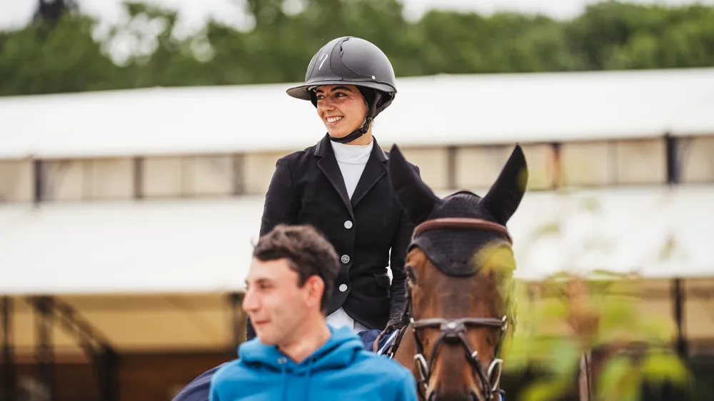 Jamais très loin de Nina Mallevaey et ses montures, Quentin Lesaint contribue à leurs réussites, comme ici dans le Grand Prix du CSIO 3* de Deauville avec Destine To Be.