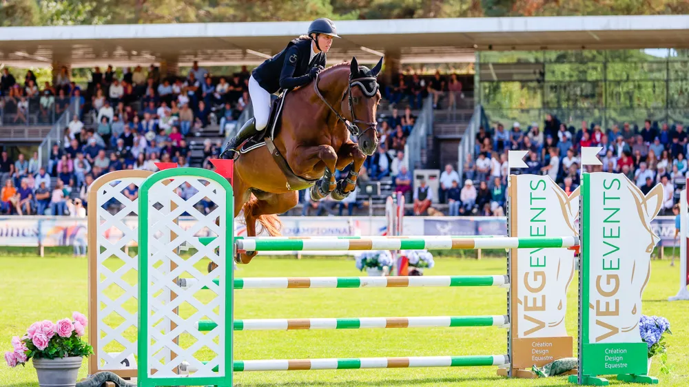 Sur le dos de Joe de Cerisy, Déborah Lefebvre a fait vibrer les tribunes de Fontainebleau lors de la Grande Semaine.
