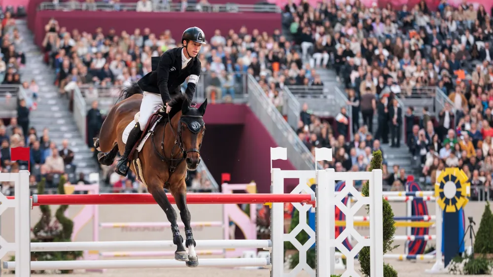 La tête dans les nuages, Scott Brash poursuit son idylle au sommet du classement mondial pour le troisième mois consécutif.