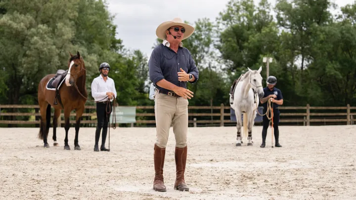 À travers ses stages, Andy Booth accompagne cavaliers et enseignants dans la compréhension du comportement de leurs chevaux, à pied comme en selle.
