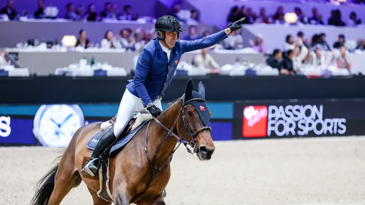 Le doigt pointé en l'air, Olivier Perreau a remporté la plus belle victoire de sa carrière avec GL Events*Dorai d'Aiguilly.