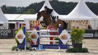 Elona Rousselle et Liberty D signent un sans-faute dans la deuxième manche des championnats d’Europe Jeunes Cavaliers.
