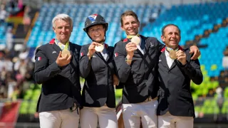 Au terme d’un concours par équipes de toute beauté, la France est redevenue championne olympique de saut d’obstacles. Philippe Rozier, Kevin Staut, Roger-Yves Bost et Pénélope Leprevost ont décroché une médaille d’or quasiment inespérée après toutes les péripéties qu’ils ont vécues depuis leur arrivée à Rio. Les États-Unis ont arraché l’argent à trois, et l’Allemagne le bronze au terme d’un barrage remporté face au Canada.