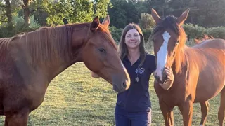 Passionnée d’animaux et de chevaux depuis son plus jeune âge, Philippine Poinsard a embrassé le métier de vétérinaire par passion.