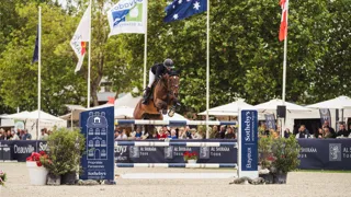 Nina Mallevaey a mené Destine to Be à la victoire, ce dimanche à Deauville