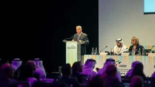 Ingmar de Vos, président de la FEI, prend la parole lors de l’Assemblée générale de la FEI en 2024.