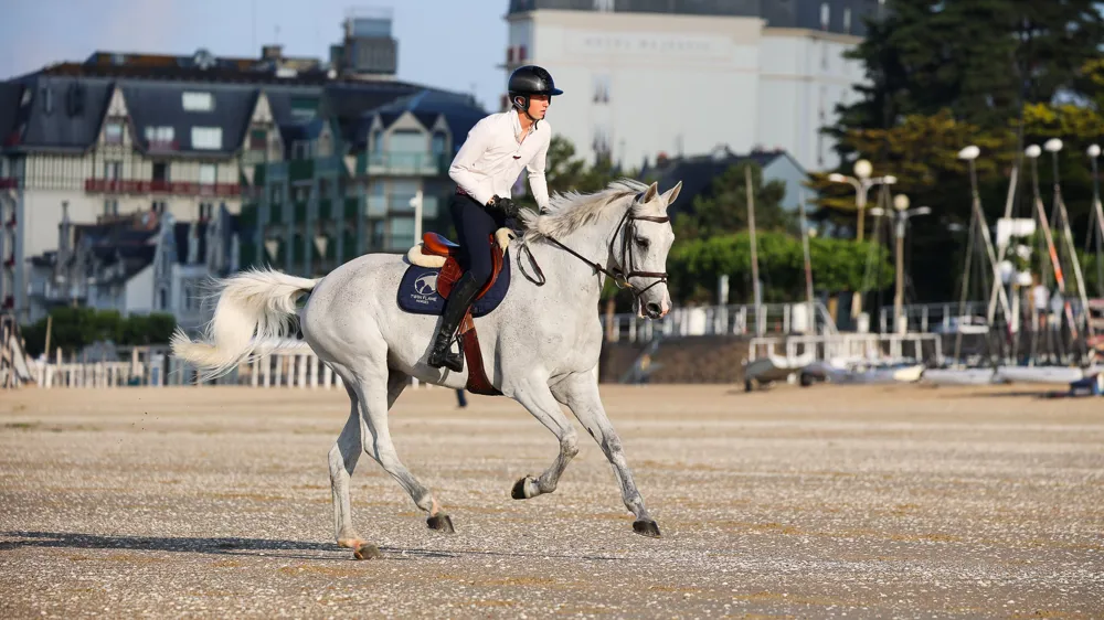 Observer des chevaux galoper sur la plage devant les villas et hôtels typiques de La Baule reste un spectacle singulier.
