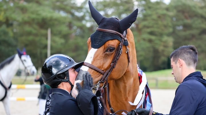Nina Mallevaey remercie Nikka vd Bisschop après leur titre de championnes de France.