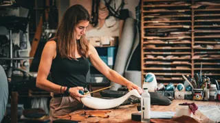 Cheffe de projet innovation auprès de Forestier Sellier, Aurélie Julienne pilote une équipe de dix intervenants sur une nouvelle selle tout en apportant son expertise en biomécanique humaine et en ingénierie mécanique.