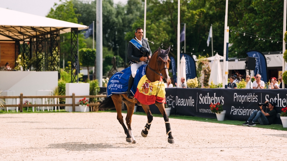 Mariano Martínez Bastida et Jup portant fièrement le drapeau espagnol lors de la victoire de leur équipe dans la Coupe des nations