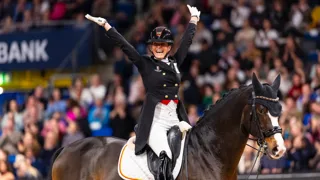 Notamment grâce à son fidèle Flambeau, avec lequel elle a brillé cette saison sur le circuit de la Coupe du monde, Larissa Pauluis a réussi à surmonter des événements difficiles ces dernières années, dont la disparition de son époux.
