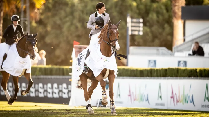 Pedro Veniss et Nimrod de Muze ont mené le tour d'honneur du Grand Prix 4* de Vejer de la Frontera.