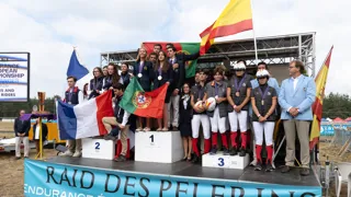 L’équipe de France sur la deuxième marche du podium des championnats d’Europe Jeunes de Jullianges.