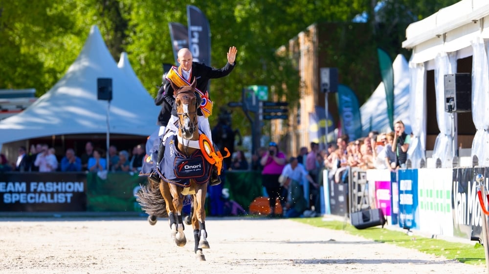  Willem Greve et Pretty Woman van’t Paradijs ont défilé en tête du tour d’honneur des championnats nationaux de Deurne après quatre parcours sans-faute.